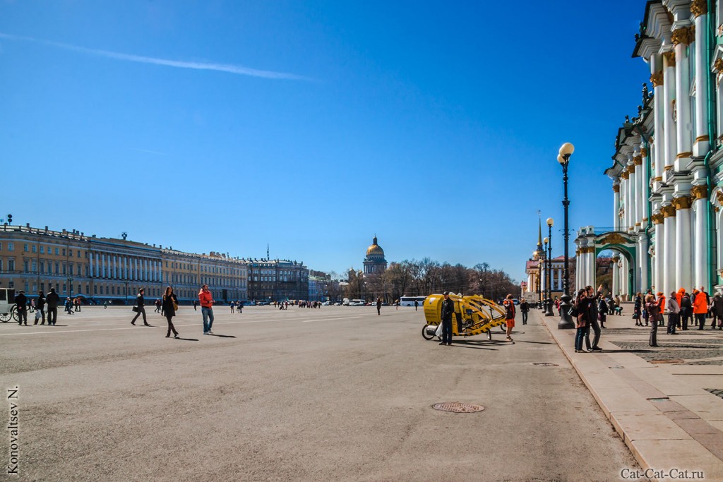 Дворцовая площадь, Александровская колонна и Штаб Западного военного округа